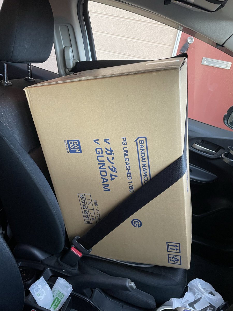 ４年半の出張が終わり地元に戻りました。
後部座席も荷物いっぱいで助手席にガンプラ乗せたの初めてでした。