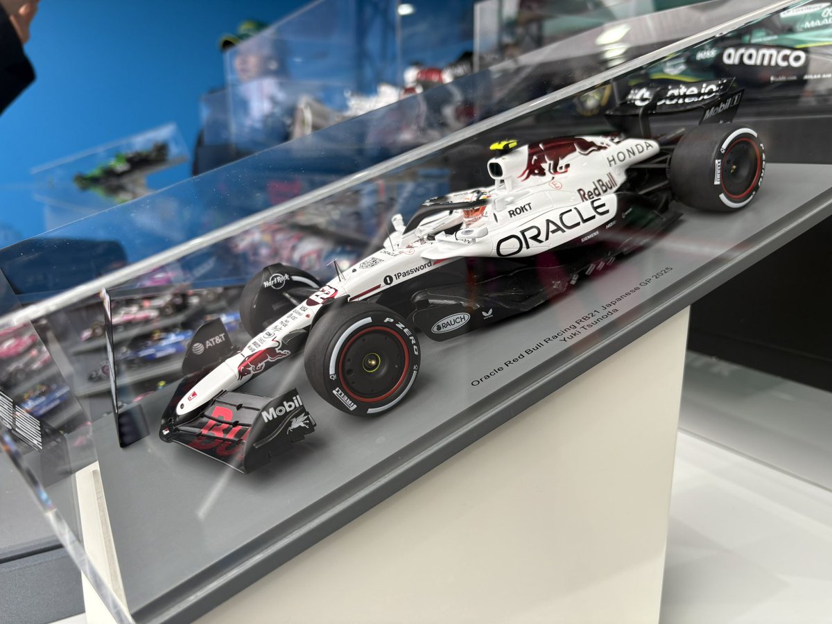 鈴鹿で展示してたスパークのRB21
前々から欲しかったけど
それなりの値段するし
現物みたいなーってずっと思ってた。

結論、
1/18でも凄くよく作られてたので
思い切って1/12買うとするか🤔