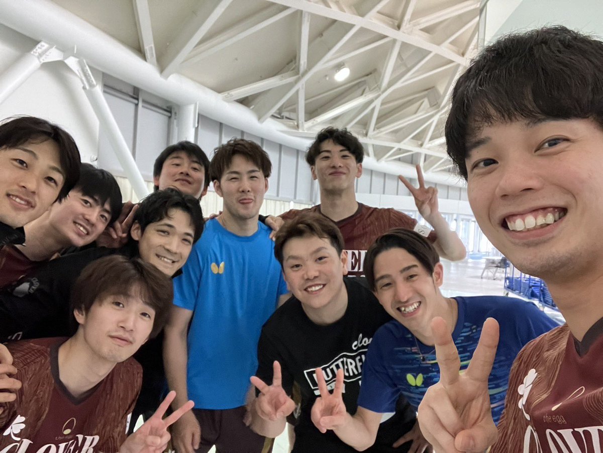 41bhv's tweet photo. 今年度で4年間お世話になったクローバー歯科を退職する事になりました。
仕事と卓球を両立した生活の中で人間的に成長でき充実した日々を送る事ができました。
普通では経験できない貴重な経験も沢山させて頂きました。
クローバー歯科で4年間プレーできて幸せでした。
みんな本当にありがとう！ https://t.co/pmZJcN12WL