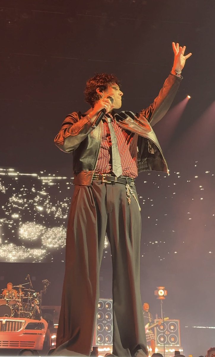 not gonna gatekeep this pic I got of Luke at Belfast anymore 😭⭐️