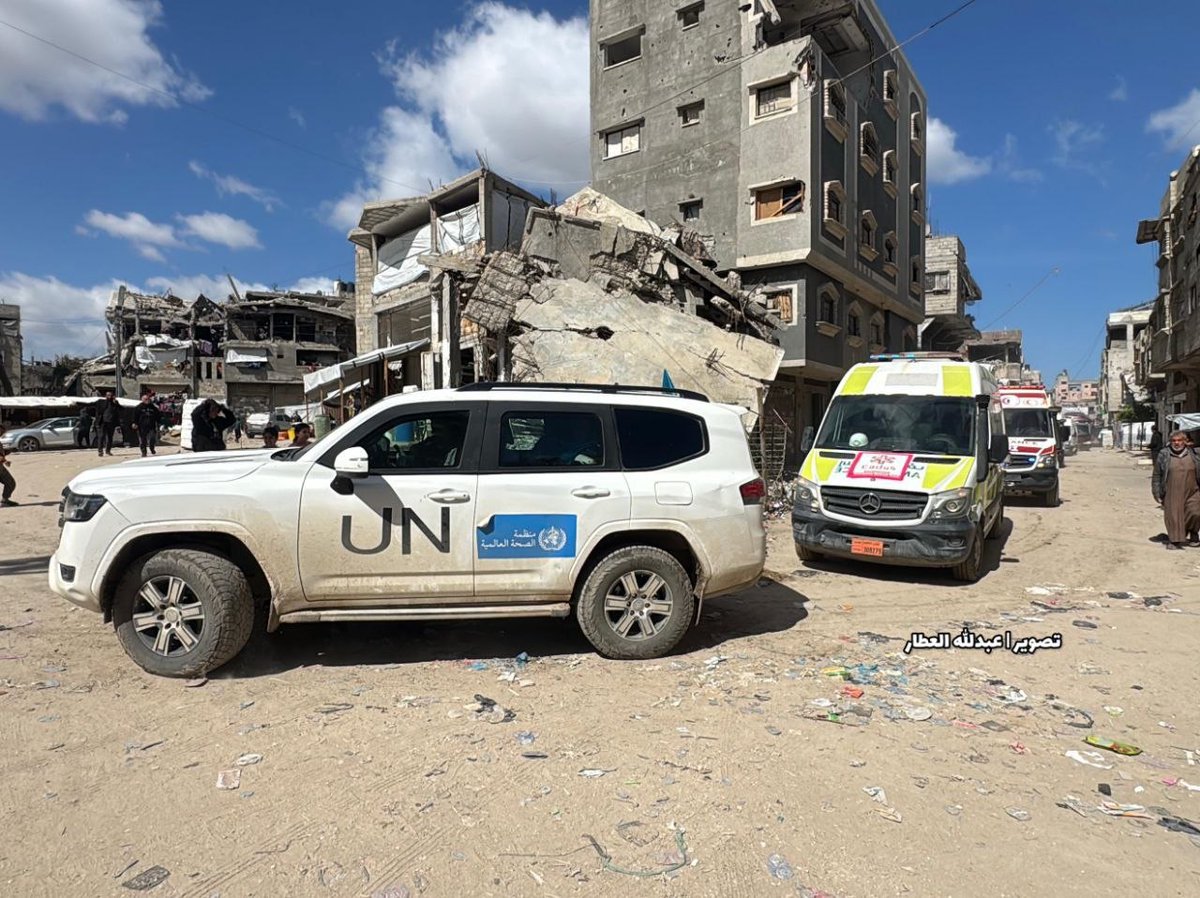 PalinfoFr's tweet image. #Images | 49 patients et accompagnants quittent Khan Younes via la Croix-Rouge en direction du passage de #Rafah, en préparation de leur transfert vers l’Égypte pour traitement. #NousOuvrironsAlAqsa ⭕️