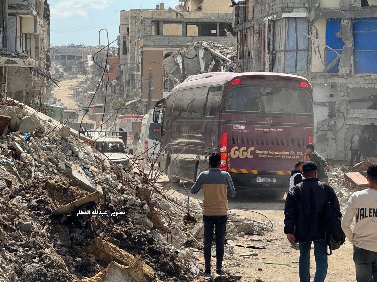 PalinfoFr's tweet image. #Images | 49 patients et accompagnants quittent Khan Younes via la Croix-Rouge en direction du passage de #Rafah, en préparation de leur transfert vers l’Égypte pour traitement. #NousOuvrironsAlAqsa ⭕️