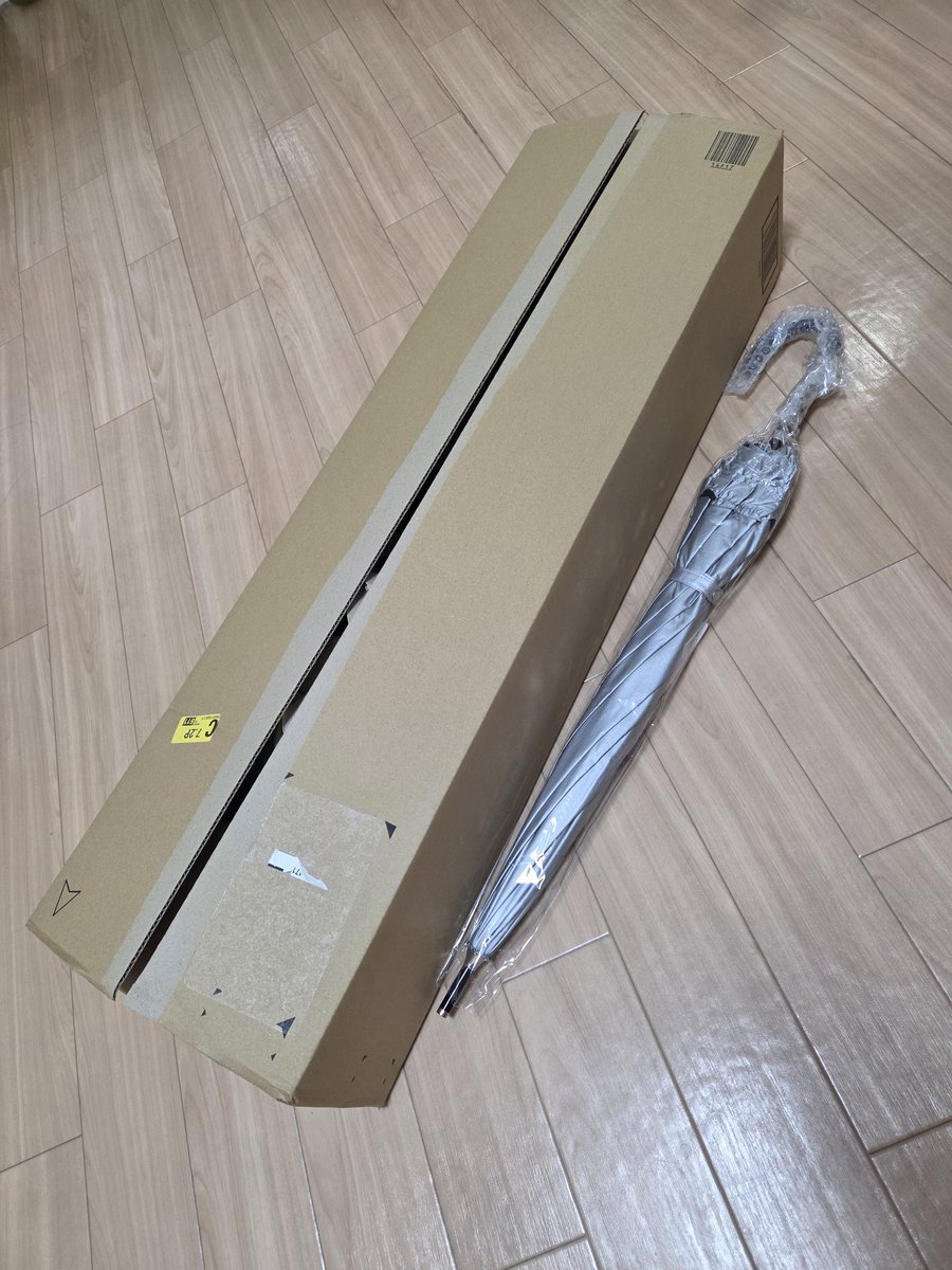 raphia444's tweet photo. 注文したのは日傘1本！

箱、大きすぎやないか？ https://t.co/J0hSI36MAi