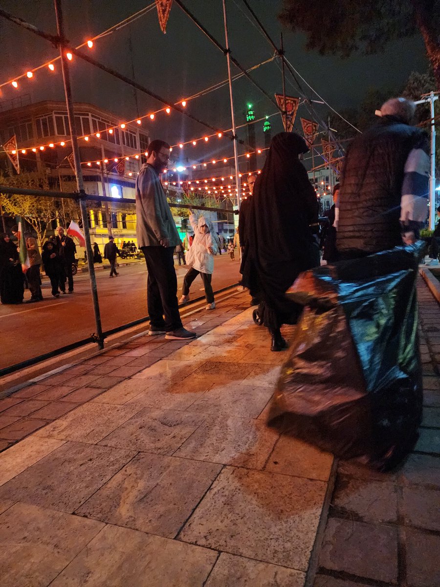 نیمه‌شب تهران خالی از خواب است، اما پر از غیرت. مردمانی که برای دفاع از مظلوم و محکومیت جنایتکار، خانه و کاشانه را رها کرده‌اند.
#تا_پای_جان_برای_ایران 
#از_تهران_لبیک