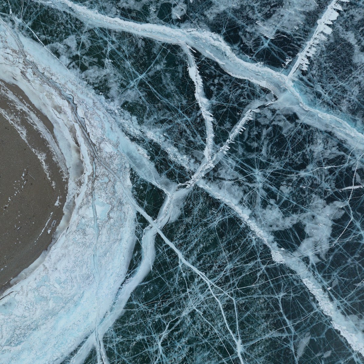 _teleported's tweet photo. Absolutely abstract. The ultra-pure magic of winter.

Lake Khövsgöl, #Mongolia.
Pristine immersive view:
https://t.co/ia9dGqlZPs
50°59'13.1"N 100°17'24.7"E
(Imagery by Mongol Khun) https://t.co/3ziGrSDFxZ