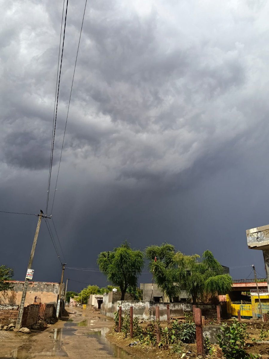 Monsoontv_india's tweet photo. Intsense #thundersquall cell have formed over North east rajsthan, south haryana and NCR area. Red alert over #gurgao, #delhi #rewari #nuh #palwal #mahendragarh and near by desctrict
#hails #rainfall #wd #lightning @dineshsundlia https://t.co/X7bIZdYoa5