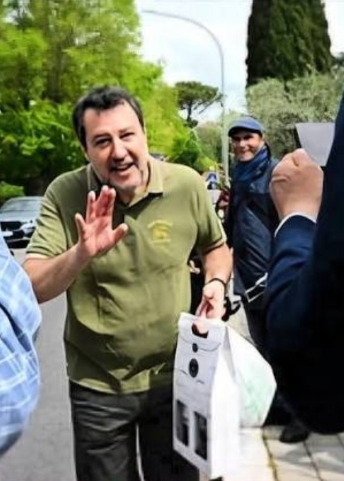 FalangaGiovanna's tweet image. Mi ricorda qualcuno...
#bosniaitalia
#spia #salvini