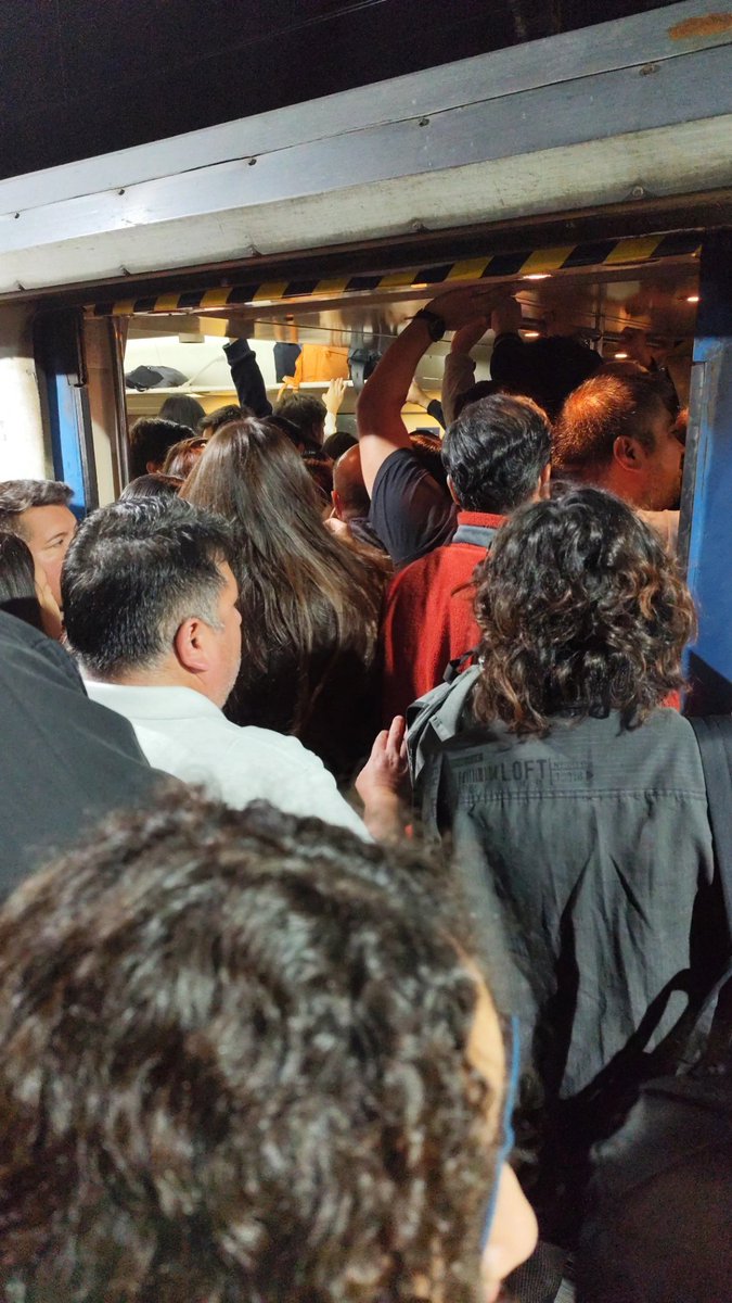 Cirr1210's tweet photo. @EFE_Rancagua El que se suponía que pasaba a las 6:20 en Buin, pasó recién hace unos minutos, así estaba la situación, sigue llegando gente, a este paso nadie podrá subir https://t.co/HiGPqDnYB6