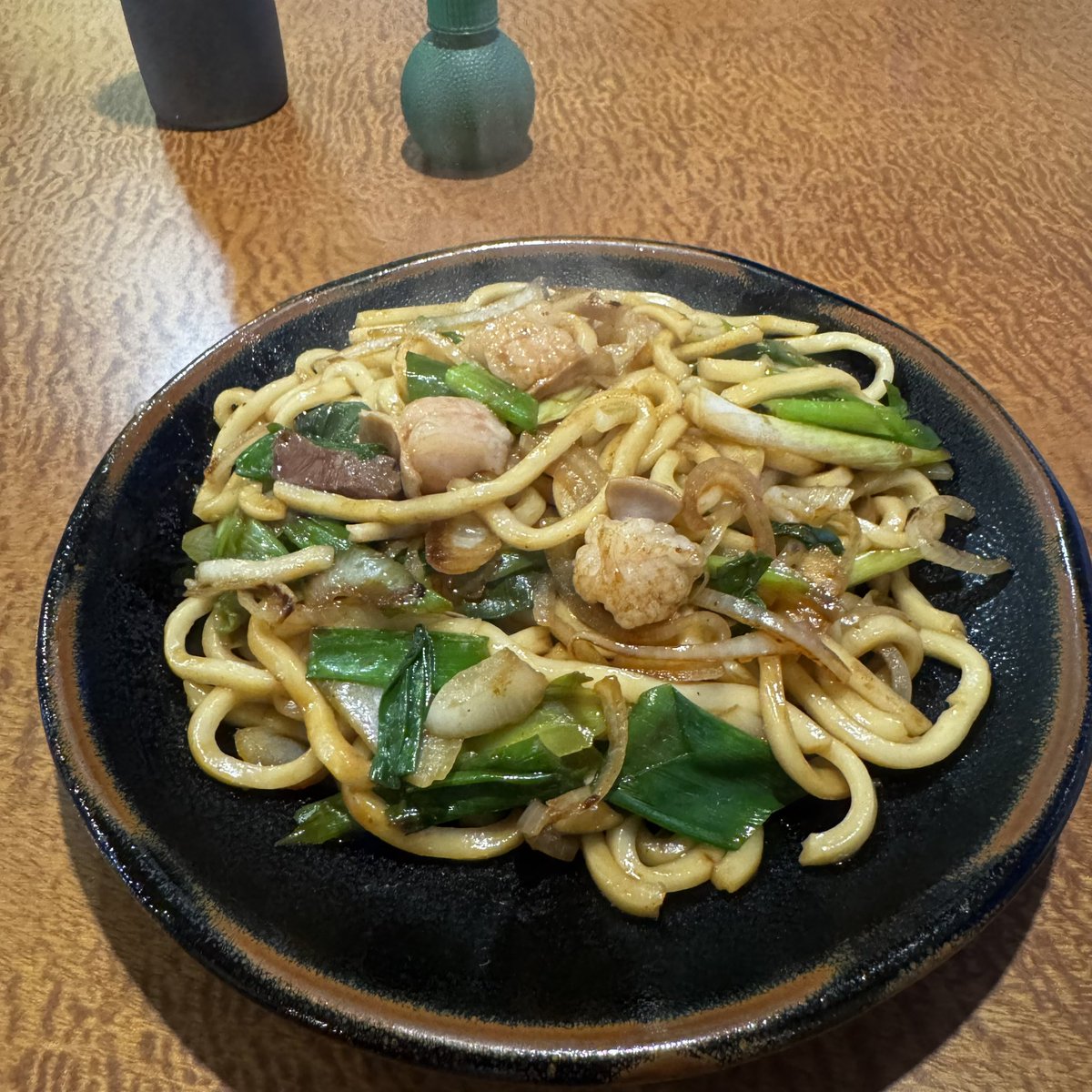 かかと痛がひどくてクラッチ踏むのも辛い、、、ホルモンうどん食べて帰ります。
