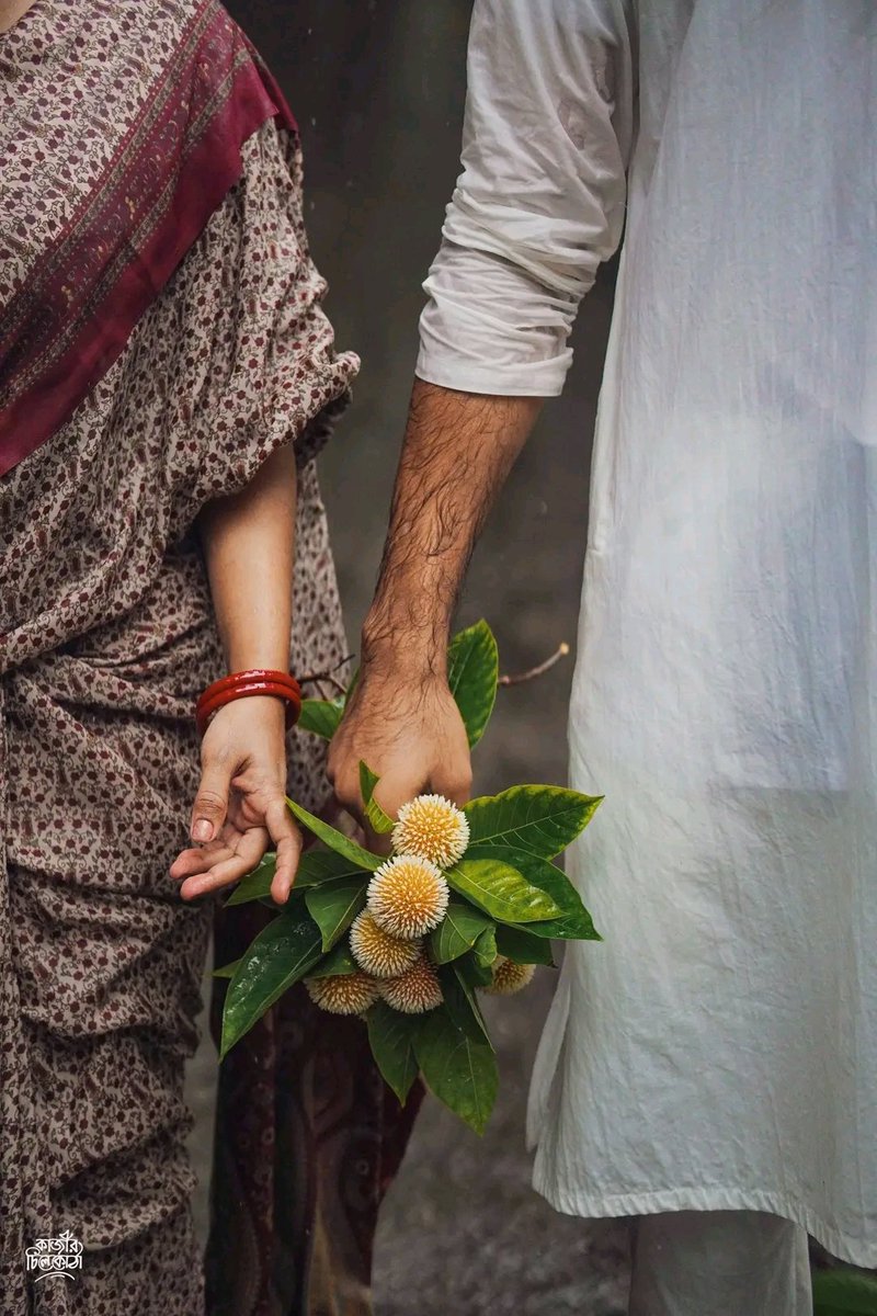 সৃষ্টিকর্তা মানুষকে সুন্দর করে বানিয়েছেন ঠিকই, 
তবে শর্ত একটাই—তাকে দেখতে হবে খানিকটা দূর থেকে। 
মানুষ অজানায় সুন্দর, 
মানুষ অল্প চেনায় সুন্দর।