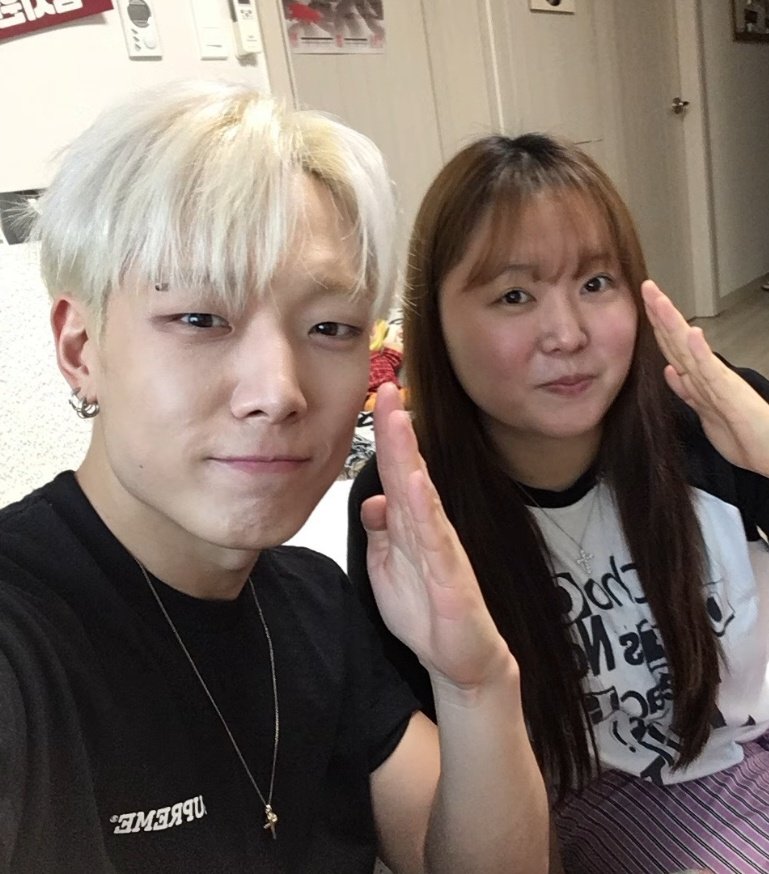 jiwonscherry's tweet photo. bobby with charles ✨ https://t.co/wBmVOJpSqi