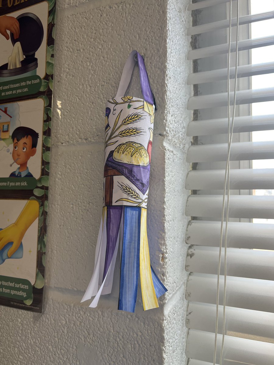 Kindergarten is learning about Holy Week and created a Last Supper Windsock! 🙏 #sesyonkers