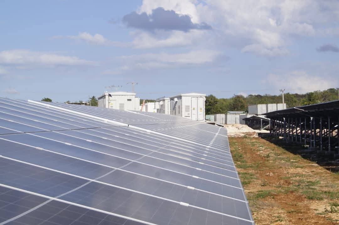 El parque Fotovoltaico "Las Villegas" en #ProvinciaGranma sigue su marcha camino a su culminación.
Así lo constatamos ayer lunes en intercambio con trabajadores y empresas que intervienen en la inversión.