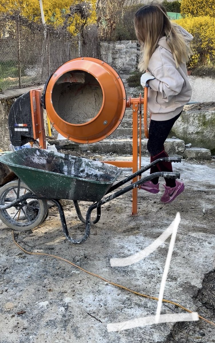 lilapetite_'s tweet image. 1 2, 3…. Il fallait que ça arrive, la bétonnière va bien. Et moi aussi ! #btp #travaux