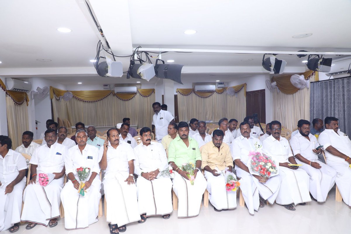 AmmkITMuthu's tweet photo. #AMMKupdates
கழக பொதுச்செயலாளர் திரு. #TTVDhinakaran அவர்களை
தஞ்சாவூர் வடக்கு மாவட்டத்தை சார்ந்த கழக நிர்வாகிகள் இன்று நேரில் சந்தித்தனர். https://t.co/9bMY0fJyhn