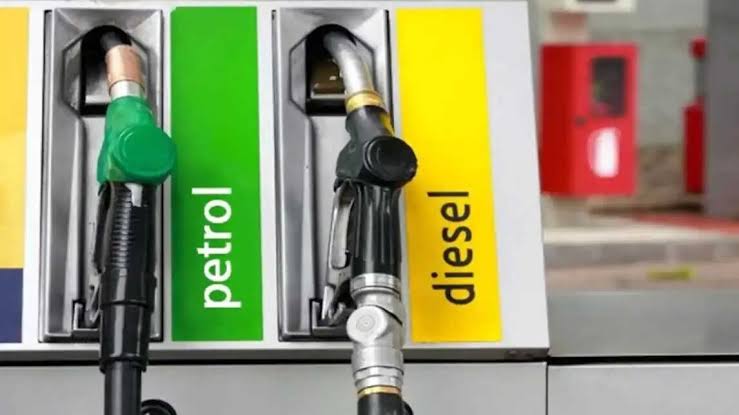 📍Diesel prices comparison:

Bharat (Delhi): ₹88/litre
UAE: ₹117/litre

=> Diesel is now cheaper in India than in the UAE.