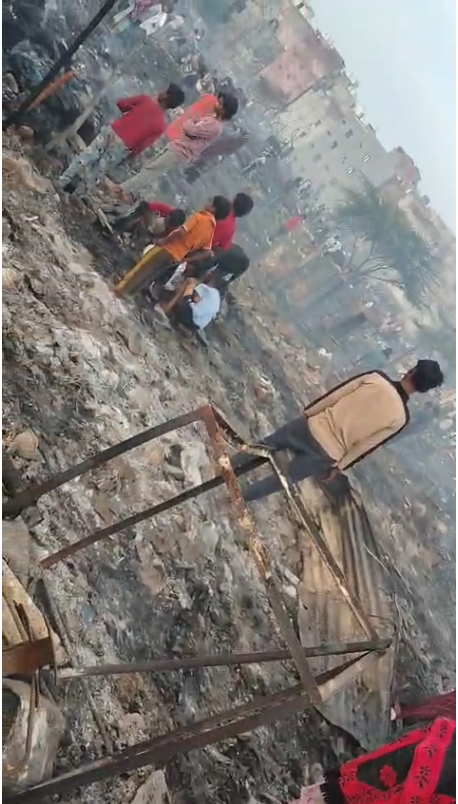 mukeshacct's tweet photo. Matiala, Macchi Hatta,Uttamnagar  NewDelhi  आगजनी की घटना में जली 300 झुग्गियों के प्रभावित2500 परिवारों को तत्काल राहत एवं मुआवजा प्रदान करने बाबत। https://t.co/TLt10nHBi4