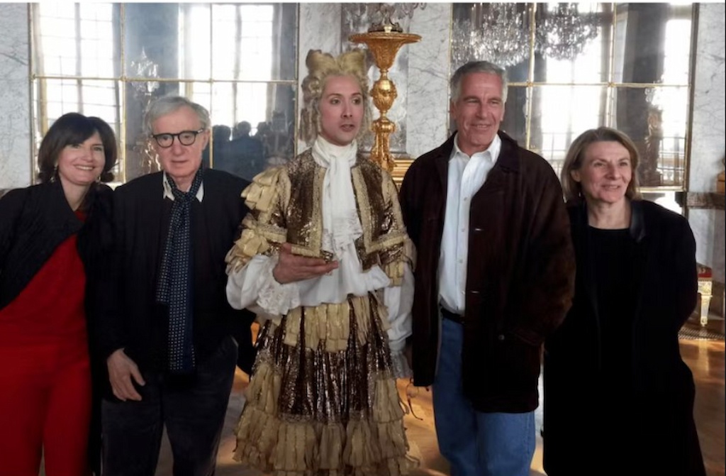 🇫🇷 Une photo de l'actuelle ministre de la Culture en compagnie de Jeffrey Epstein a refait surface. Catherine Pégard assure qu'elle n'a « plus aucun souvenir » d'avoir rencontré et pris une photographie au château de Versailles en 2013 avec le pédocriminel le plus connu de la
