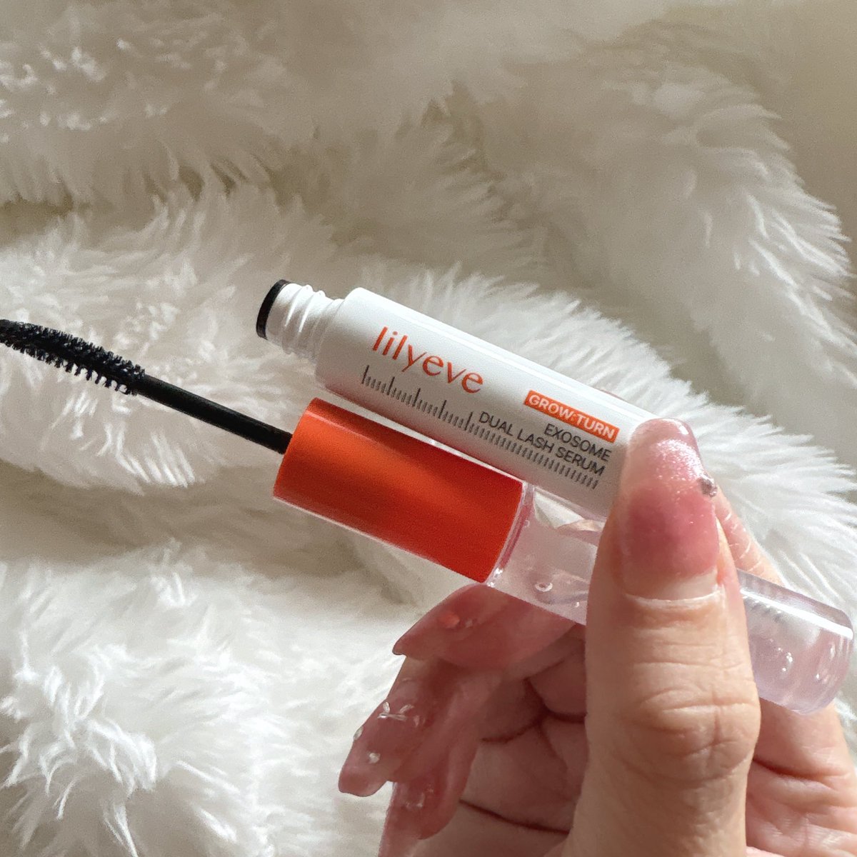 gyozanohitodesu's tweet image. 一旦まつ毛スカスカにしてから
1万円するやつとlilyeveを左右で実験しました‼️

結果、約2週間ぐらいで同じ生え方に！

育毛ヘアケアと同じ成分＆24時間まつげ美容液塗れるから当たり前っちゃ当たり前の結果です。

ちなみに黒い方はマスカラ代わりに使える
パンダにもならない。

エクソソームすごい