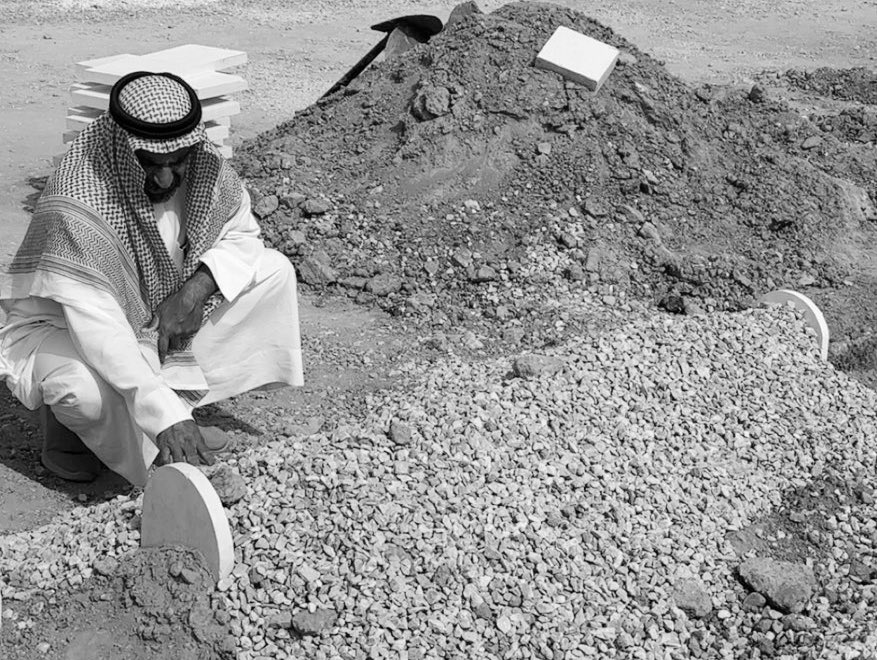 سلامي على قبراً ب دمع الحزن نسقيه
جذبه الفراق ولا بقي له ولا قطره 

امره واسلم واتمنى عسى راعيه
يحس بمجيي يوم امره على شطره 

سلامي على امي كل يوماً رضى الله فيه
تزفه ملايكة الرضى ب سيرةٍ عطره 

عليها وجودي ما تبقى هذا تاليه
برى الحال مني غصب والكبد منفطره

فالح الجلاوي