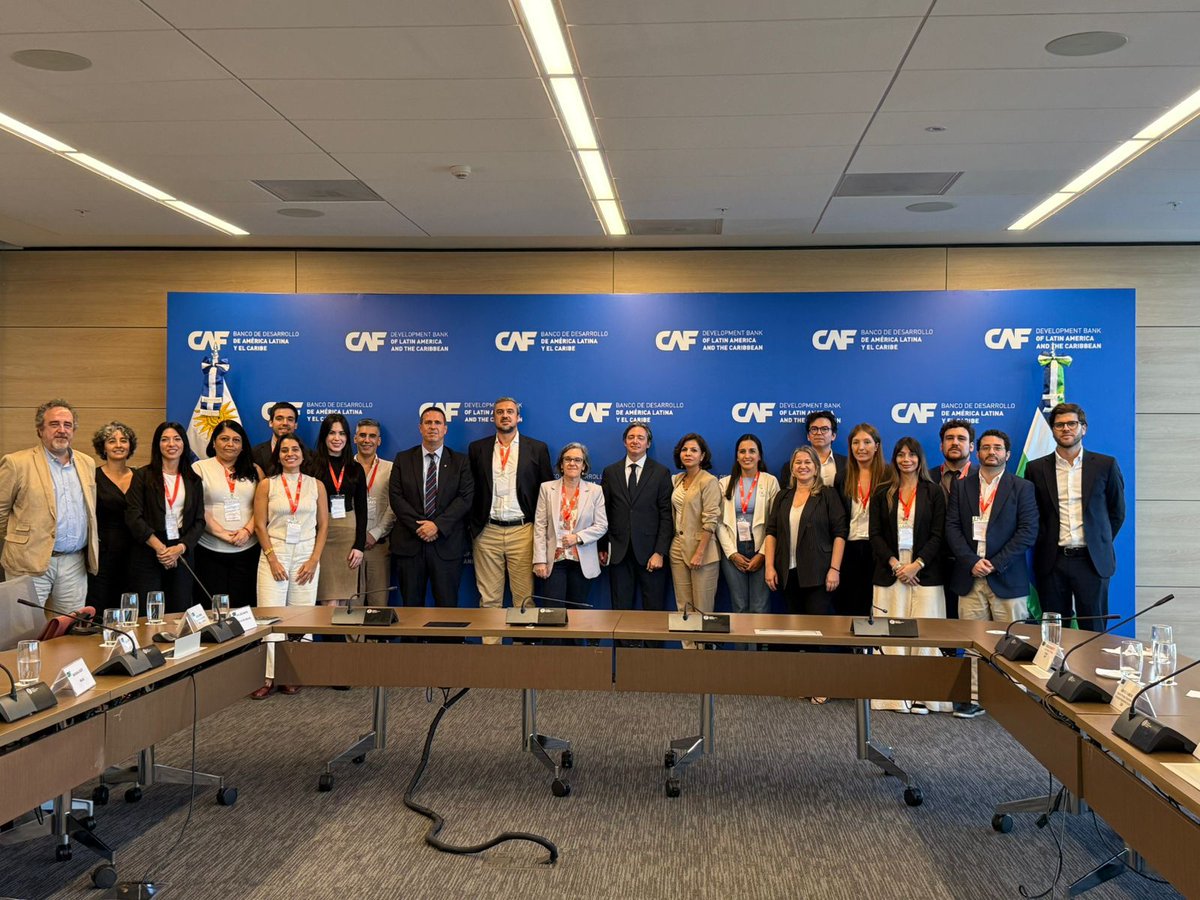 Red_Carolina's tweet photo. ➡️ Continúan los talleres regionales del programa sobre valores e instituciones democráticas para líderes de #ALC, organizado por #FundaciónCarolina y @AgendaCAF

Estos días en Centro de Formación de la @CooperacionESP en Montevideo 🇺🇾, con visita a las oficinas de #CAF https://t.co/ea96DaKIkQ