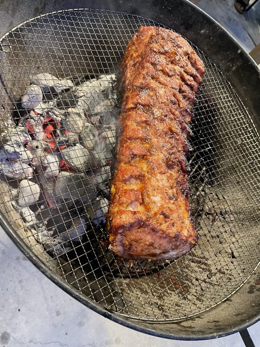 わいも肉焼けるで…
むしろ焼かせてほしい
自前でウェーバーも持ってるで!
デカい肉……
焼ぎだい゛ッッッ!!!! 