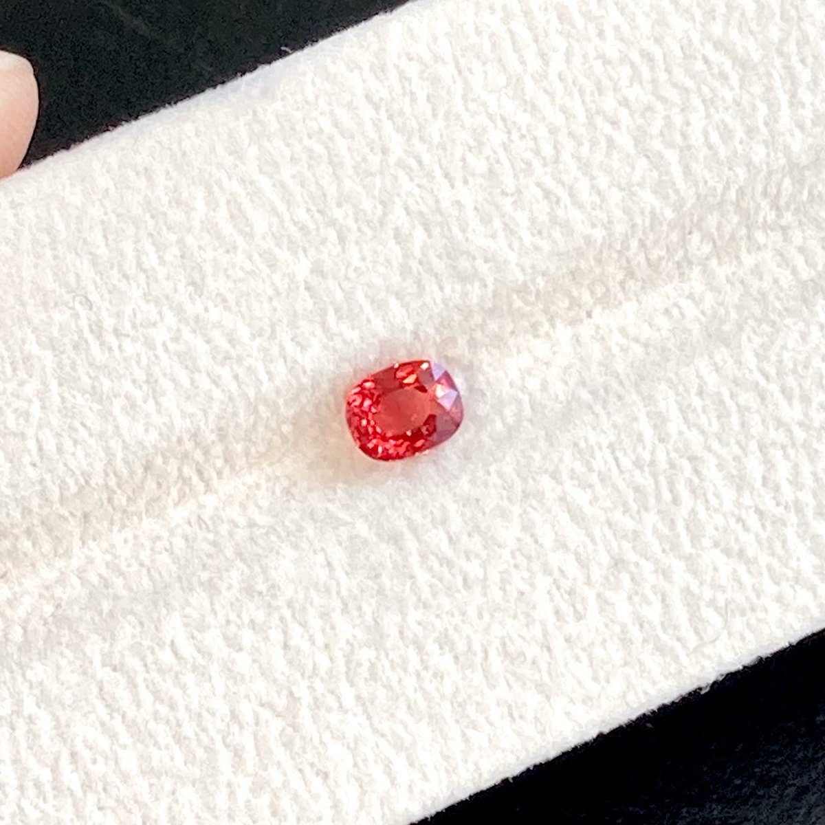 Stellabunb000m's tweet photo. #S09
鮮やかなレッドに、ほんのりオレンジを感じる華やかなレッドスピネル。
光を受けた瞬間にぱっと広がる強い輝きが魅力で、細かなファセットから生まれるきらきらとした反射が印象的です。
奥行きのある発色と明るいトーンが合わさり、存在感のある一石に仕上がっています。
BASEにて販売中です。 https://t.co/MsFd3FdwAz