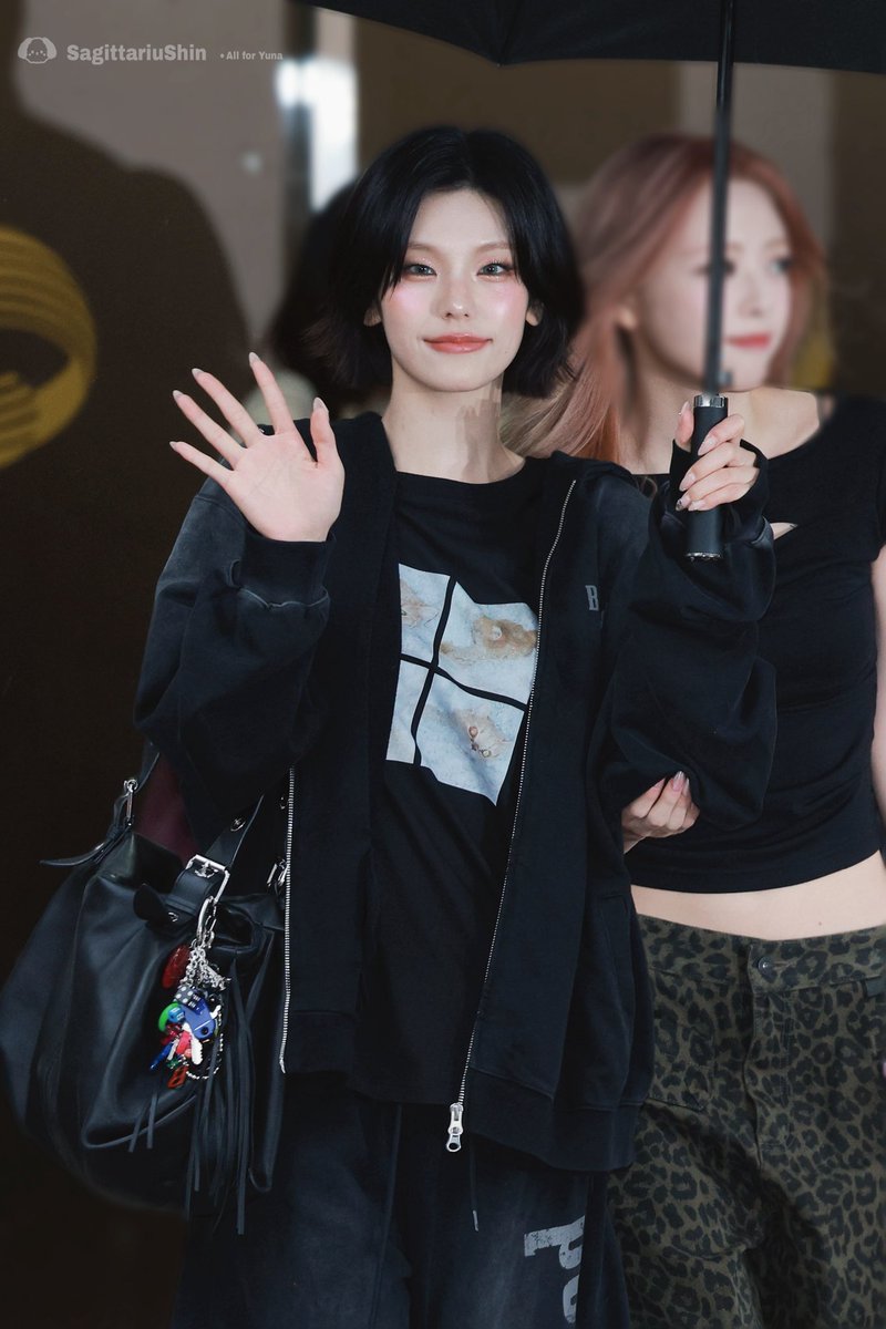 SagittariuShin_'s tweet photo. 250613MusicBank 퇴근

#예지 #있지 #YEJI #ITZY 
#AprilFoolsDay https://t.co/1nroEc80yW