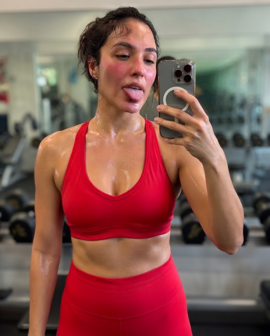 Gym Bunny Gal Gadot tweet media