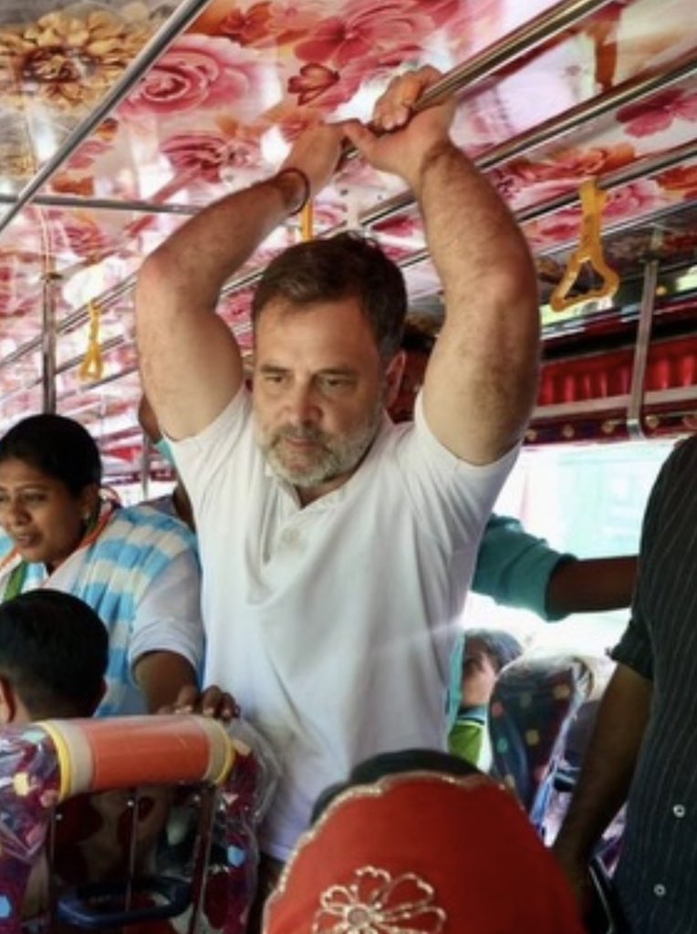 ShivaniV2901's tweet photo. राहुल गांधी जी ❤️

🚨 इनके परदादा भारत के प्रधानमंत्री थे।

🚨 इनकी दादी भारत की प्रधानमंत्री थीं।

🚨 इनके पिता भी भारत के प्रधानमंत्री रहे।

🚨 और आज ये स्वयं लोकसभा में विपक्ष के नेता हैं।

फिर भी ये बस में सफर करके केरल के लोगों की रोज़मर्रा की परेशानियों को समझ रहे हैं और उनके समाधान जान रहे हैं।

#RahulGandhi