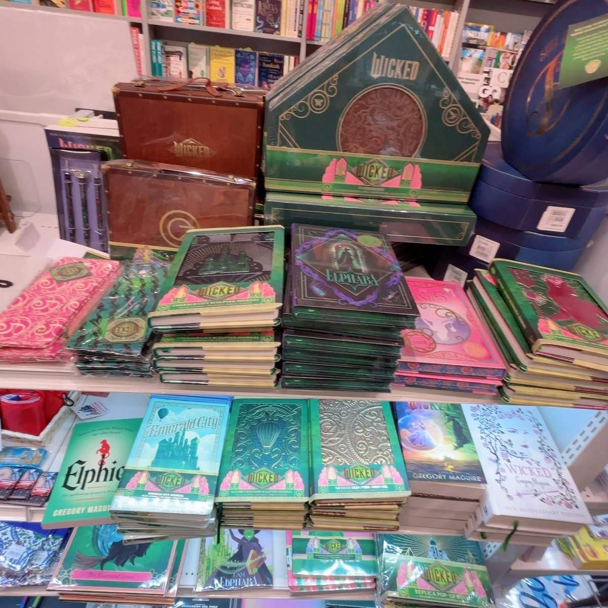 aoi323's tweet image. 一昨日はGRAVITYレッスンと💃🏻いたにー個人レッスンの合間に一緒に行ってきました洋書の丸善📚
#WICKED
コーナー💚🩷
前回行った時に無かったグリムリーや映画の飛び出る絵本もあったよ📖
ノートも種類沢山でとにかく全部可愛いんだけど、振付ノートとして毎日持ち歩くには嫌なくらいずっしり重い😂