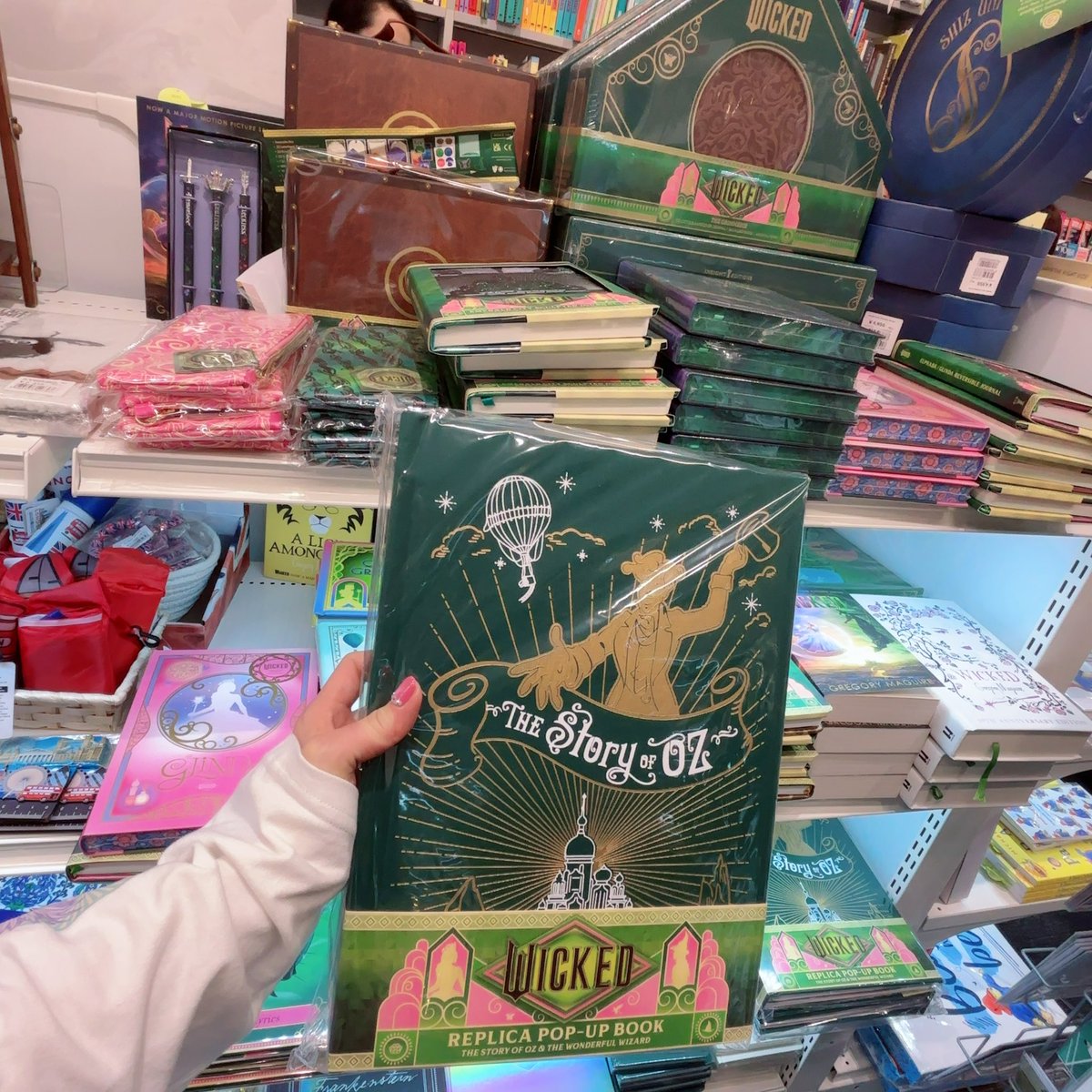 aoi323's tweet image. 一昨日はGRAVITYレッスンと💃🏻いたにー個人レッスンの合間に一緒に行ってきました洋書の丸善📚
#WICKED
コーナー💚🩷
前回行った時に無かったグリムリーや映画の飛び出る絵本もあったよ📖
ノートも種類沢山でとにかく全部可愛いんだけど、振付ノートとして毎日持ち歩くには嫌なくらいずっしり重い😂