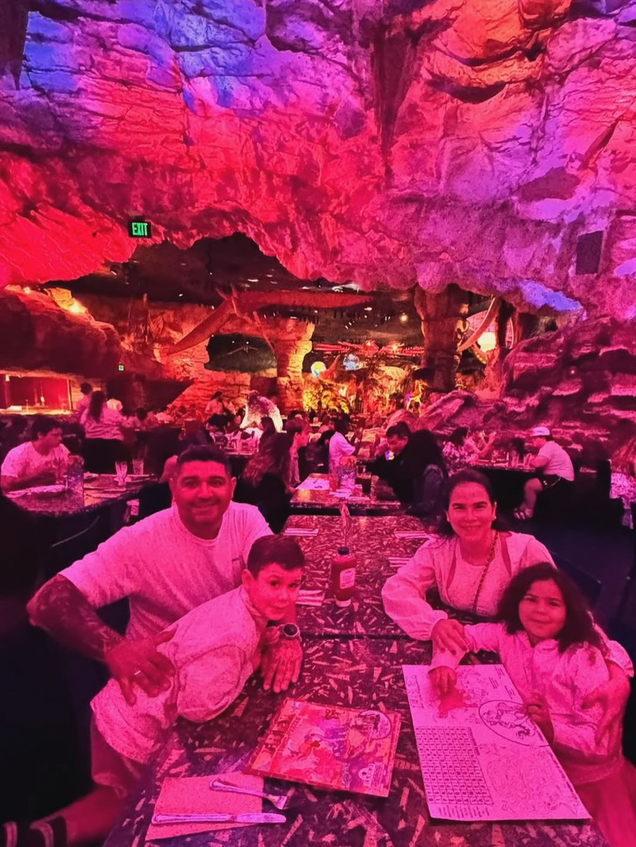 T-Rex Cafe tweet media