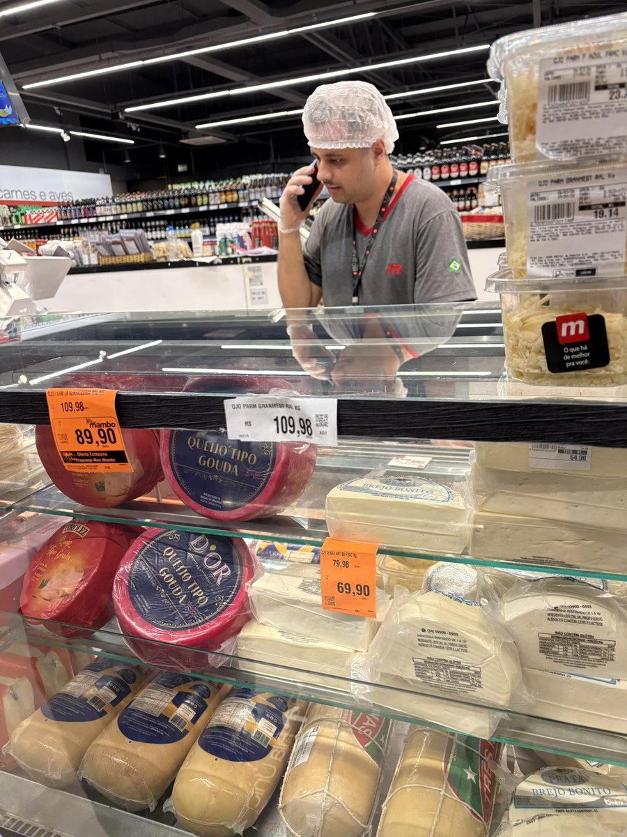 Alô <a href="/prefsp/">Prefeitura de São Paulo</a> a Vigilância Sanitária precisa ensinar os funcionários do supermercado <a href="/mambo_super/">mambo supermercados</a> unidade Santana a não utilizarem o celular com a mesma luva que irão manusear os alimentos… a intoxicação alimentar está as portas #socorro #intoxicacaoalimentar #vigilanciasanitaria