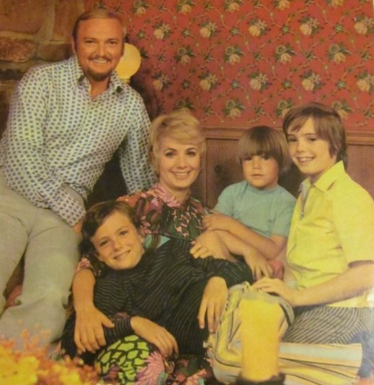 ClassicMovieDig's tweet image. Happy 92nd Birthday, Shirley Jones!!!
Here with her family in 1970. Husband, Jack Cassidy and sons, Ryan, Patrick and Shaun Cassidy.
#BOTD
