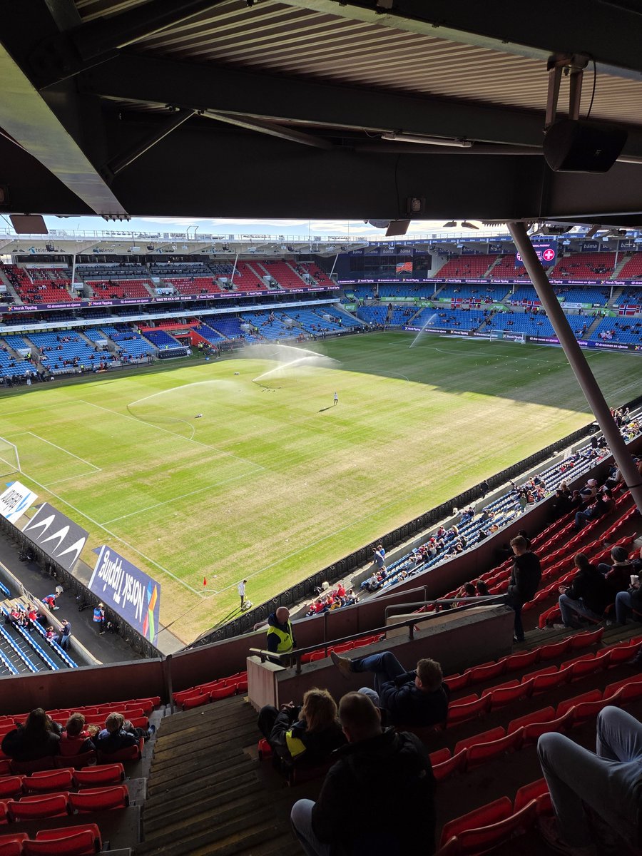 Dukker opp noen traumer fra Foyston sitt taktiske mesterverk når man er tilbake på Ullevaal, men prøver litt Norge-Sveits uansett.