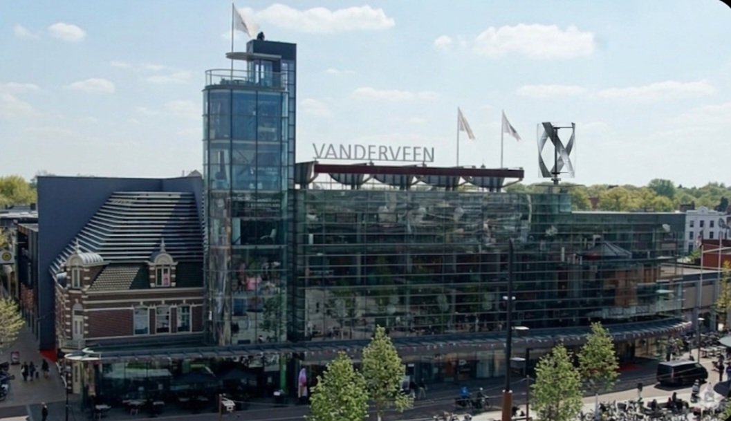 Wederom trots! Afgelopen periode zijn wij druk bezig geweest met de voorbereidingen maar vanaf morgen is de door ons geplaatste windmolen operationeel op het pand van <a href="/VanderveenAssen/">Warenhuis Vanderveen</a> 
Opgewekte groene energie zal direct geleverd worden aan de winkeliers.
#Green <a href="/GL_Assen/">GroenLinksAssen</a>