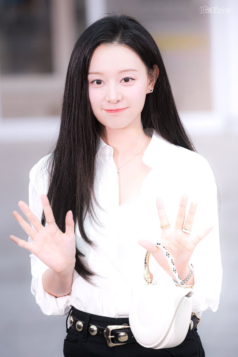 𝑳𝒊𝒛_𝑪𝒉𝒆𝒆𝒛 tweet media