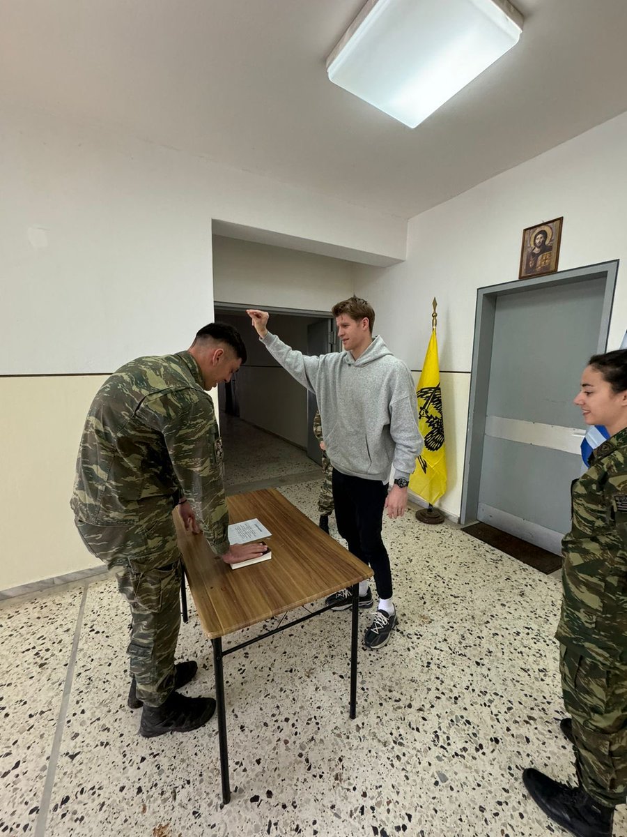 🚨 Olympiakos; Tyler Dorsey, Sasha Vezenkov ve Thomas Walkup’un askerlikten resimlerini paylaştı ve Dimitris Giannakopoulos’a laf attı:

👀 Olympiakos: “Panathinaikos Basketbol’un sahibi Dimitris Giannakopoulos’un askerlik hizmetine dair benzer bir fotoğraf bekliyoruz.”