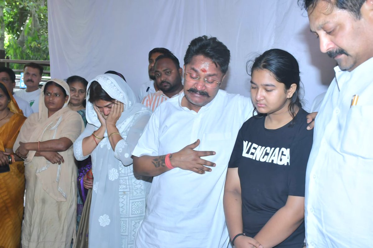 merohittsaxena's tweet image. I, Me &amp;amp; Myself #Country #1st...

क्या पता था बापू , ज़िम्मेदार बना कर , अपनी ज़िम्मेदारी दे कर चले जाओगे .. महादेव अपने श्री चरणो मे स्थान दें 🙏🏻