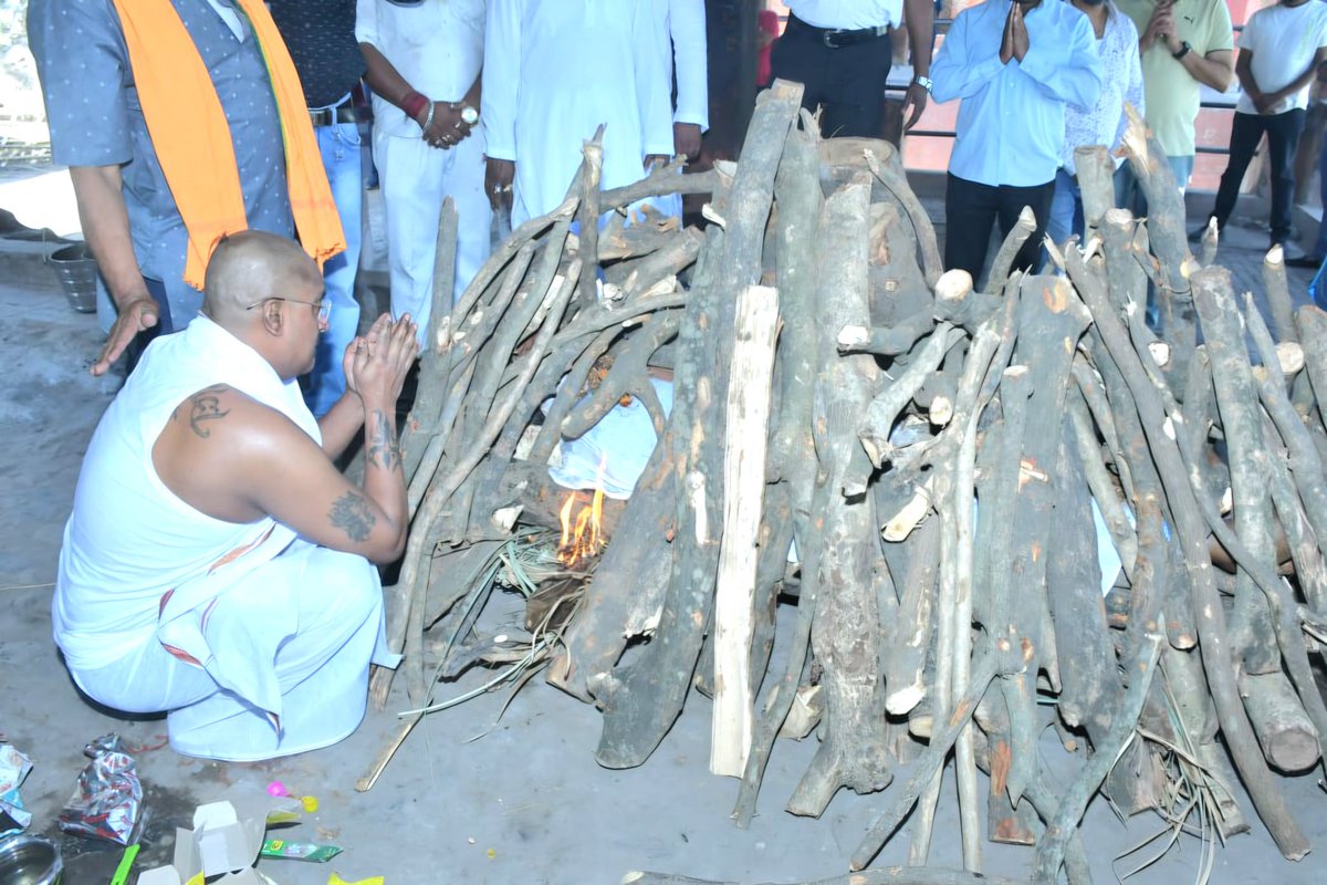 merohittsaxena's tweet image. I, Me &amp;amp; Myself #Country #1st...

क्या पता था बापू , ज़िम्मेदार बना कर , अपनी ज़िम्मेदारी दे कर चले जाओगे .. महादेव अपने श्री चरणो मे स्थान दें 🙏🏻