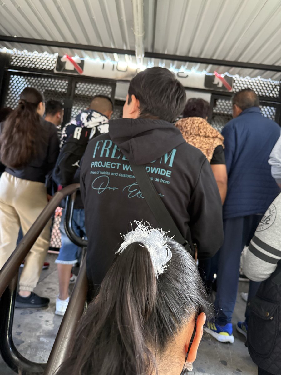 eduardmoren's tweet photo. @MetroCDMX @guiametromx @ClaraBrugadaM @AdrianRubalcava Es Super cansado el laberinto que ya pusieron en Pantitlán línea 9 y A tan rápido que era antes y ahora con tanta reja y peor en vacaciones pura pérdida de tiempo https://t.co/D5FSEFUQLY