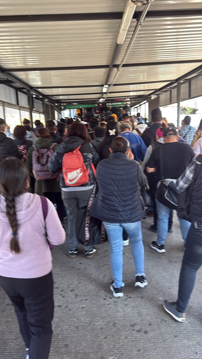 eduardmoren's tweet photo. @MetroCDMX @guiametromx @ClaraBrugadaM @AdrianRubalcava Es Super cansado el laberinto que ya pusieron en Pantitlán línea 9 y A tan rápido que era antes y ahora con tanta reja y peor en vacaciones pura pérdida de tiempo https://t.co/D5FSEFUQLY