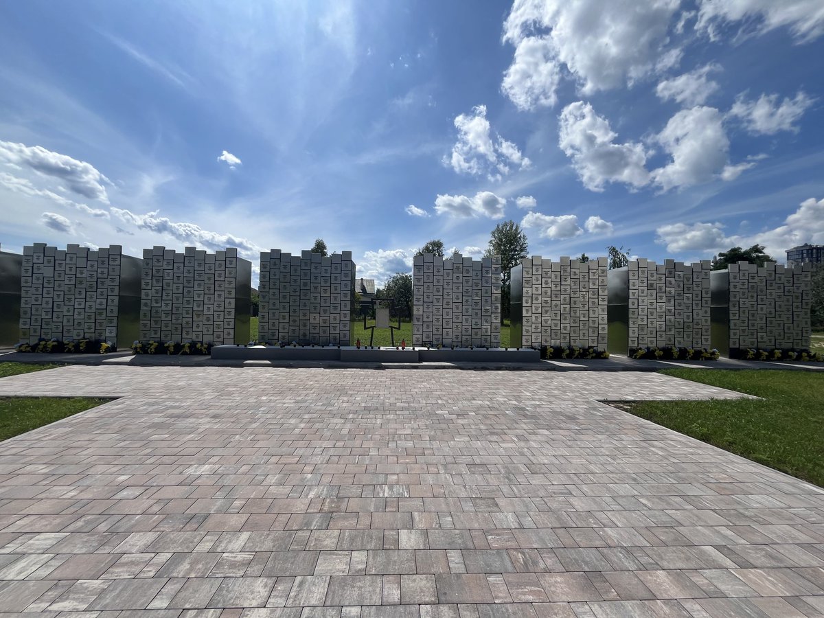 Celý svět si dnes připomíná Buču a osudy jejích zavražděných obyvatel.

My si ji pamatujeme z našich cest na Ukrajinu.

Tichý, upravený park.
Kostel poznamenaný střelbou.
Vraky rozstřílených civilních aut s malůvkami slunečnic.

A pomník plný jmen.

Nezapomínáme, neodpouštíme.