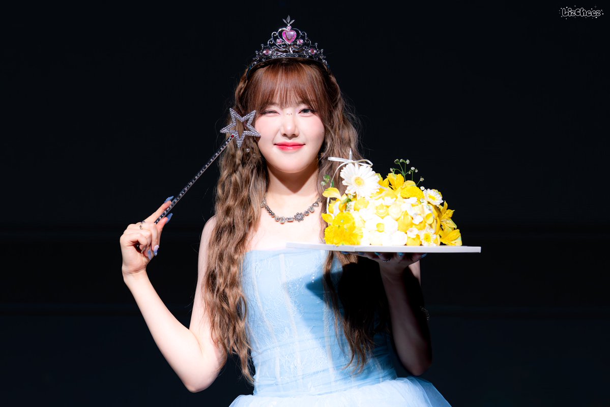 𝑳𝒊𝒛_𝑪𝒉𝒆𝒆𝒛 tweet media