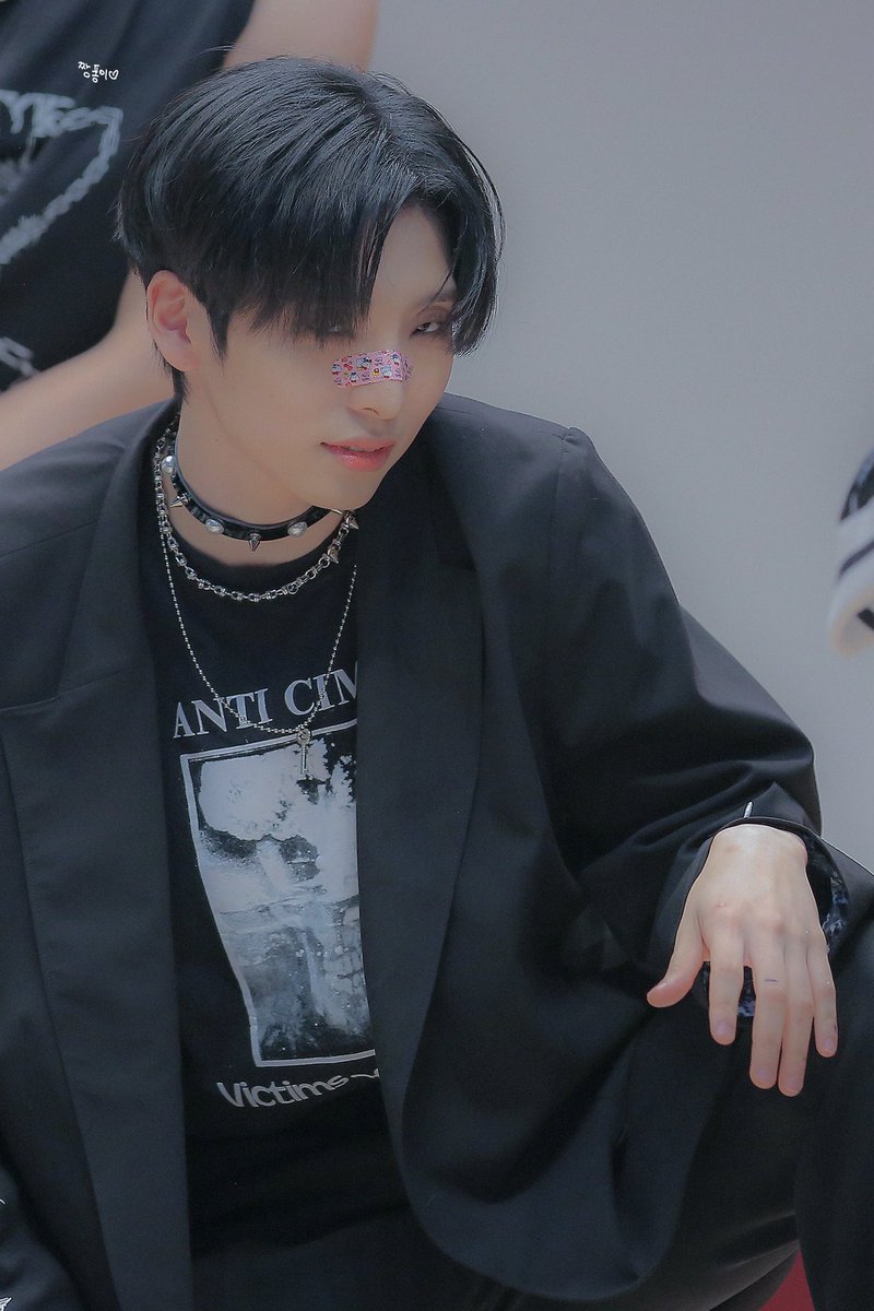 hw2zzang's tweet photo. 🐿️🐍

#AprilFoolsDay #만우절 
#원어스 #ONEUS #서호 #SEOHO https://t.co/YR87tlwi0E