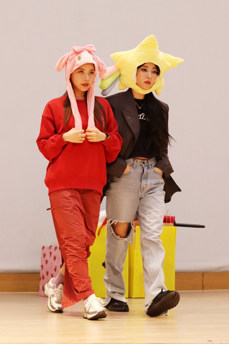 ANNYEONZ_'s tweet image. #AprilFoolsDay
올해도 만우절 특집👊

Act 1, Scene 1
Dear My Muse &amp;lt;대면 팬사인회&amp;gt;
230402📷

인형 탈 패션쇼😄

#MAMAMOOplus 
#SOLAR #MOONBYUL #만우절