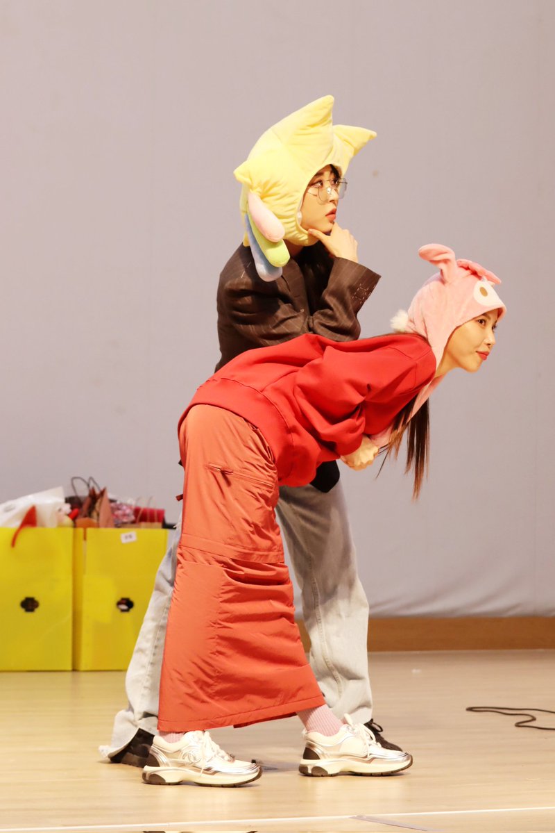 ANNYEONZ_'s tweet image. #AprilFoolsDay
올해도 만우절 특집👊

Act 1, Scene 1
Dear My Muse &amp;lt;대면 팬사인회&amp;gt;
230402📷

인형 탈 패션쇼😄

#MAMAMOOplus 
#SOLAR #MOONBYUL #만우절