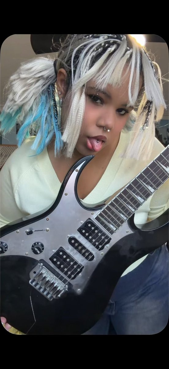 TAESANARMPIT's tweet image. i joined my boyfriends band :p

#ONEDOORSelcaDay #ODSD #BOYNEXTDOOR #보이넥스트도어 #TAESAN #태산