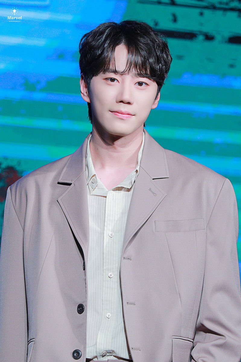 너무 잘생겼잖아!!❤️❤️❤️

250612 좁은 산길 비밀 여행 기자회견 

#이준영 #LeeJunYoung 
#AprilFoolsDay #만우절
